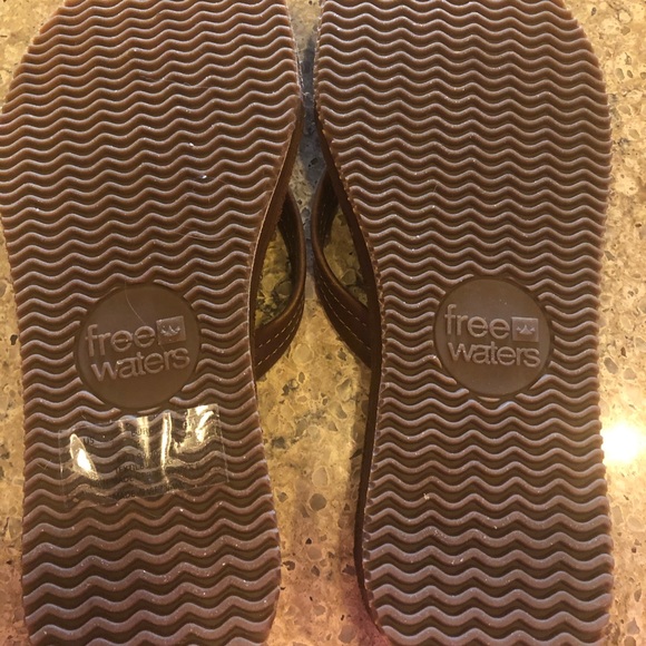 Free Waters flip flops - Picture 2 of 2